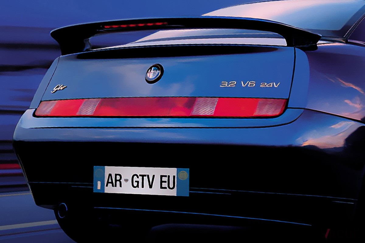 往年の名機“ブッソーネV6”を搭載していたアルファ ロメオ「GTV」