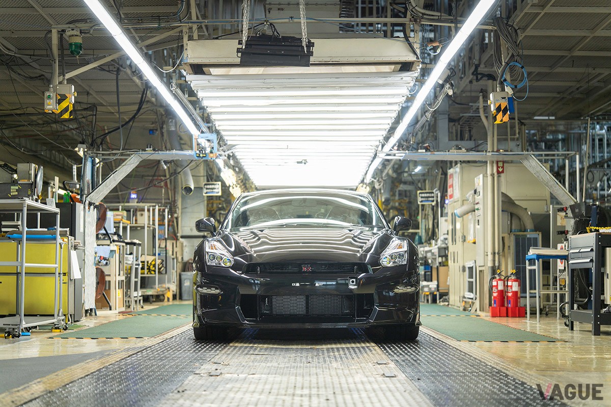 日産R35型「GT-R」最終生産車オフライン式の模様