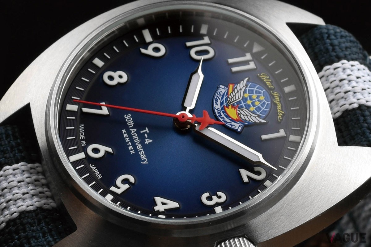 5時のインデックスにはリードソロ（5番機）パイロットのヘルメットに描かれている逆さの5をデザイン