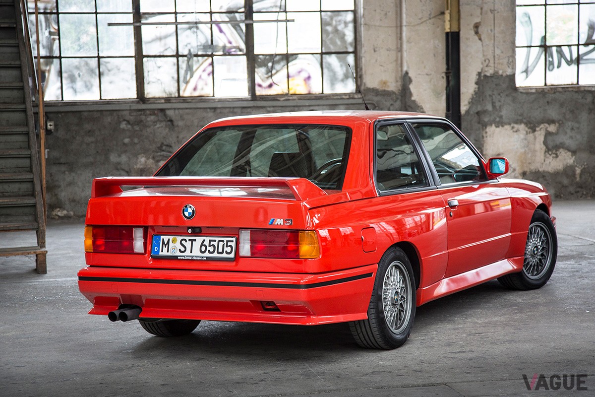 スポイラーの装着などに加えて、リアのピラーとウインドウの傾斜角を強めてトランクリッドを高くし、空力性能を向上させていた