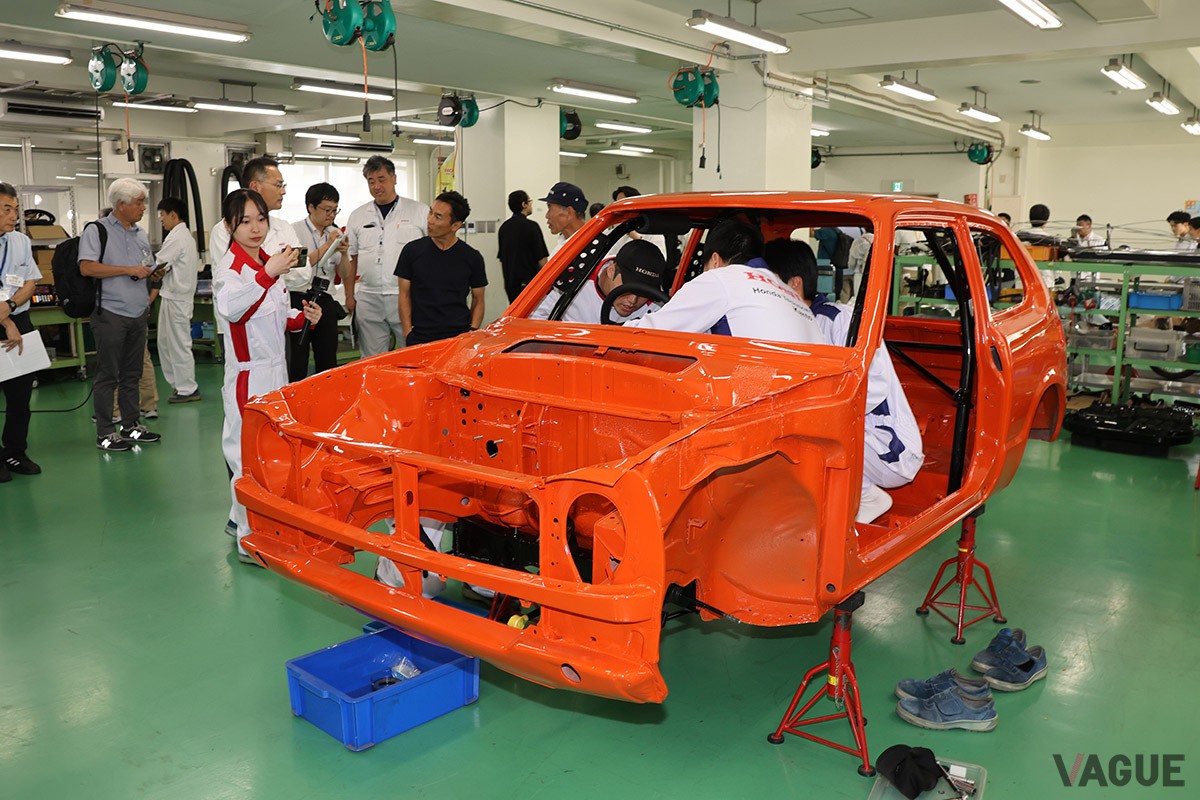 ホンダ学園の生徒たちがレストア中の初代「シビックRS」をチェックする佐藤琢磨選手