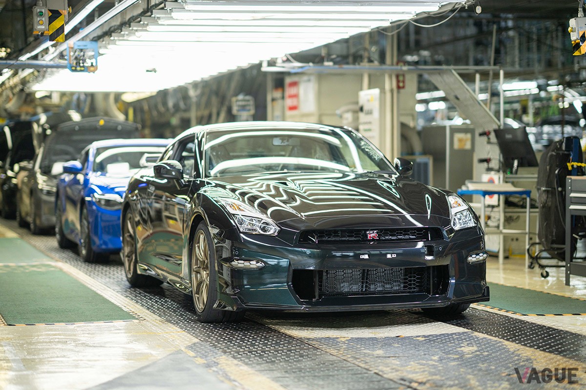 日産R35型「GT-R」最終生産車オフライン式の模様