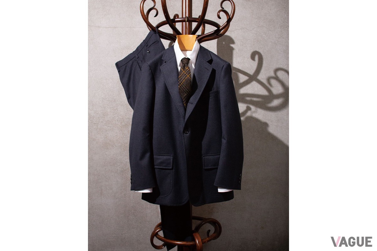 ANATOMICA の定番とも言える「UNIVERSITY JACKET」は、アメリカンテーラードスタイルのジャケットで3つボタン段返り、ナチュラルショルダー、そして細めのラペルのクラシックな一着