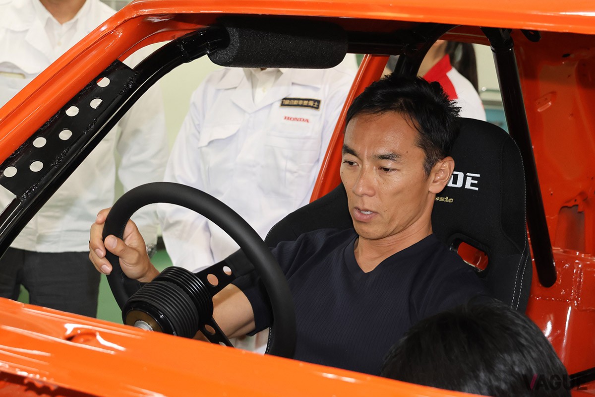 ホンダ学園の生徒たちがレストア中の初代「シビックRS」をチェックする佐藤琢磨選手