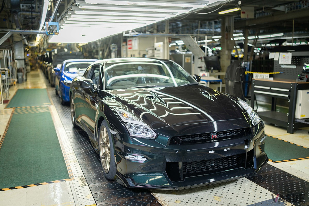 日産R35型「GT-R」最終生産車オフライン式の模様