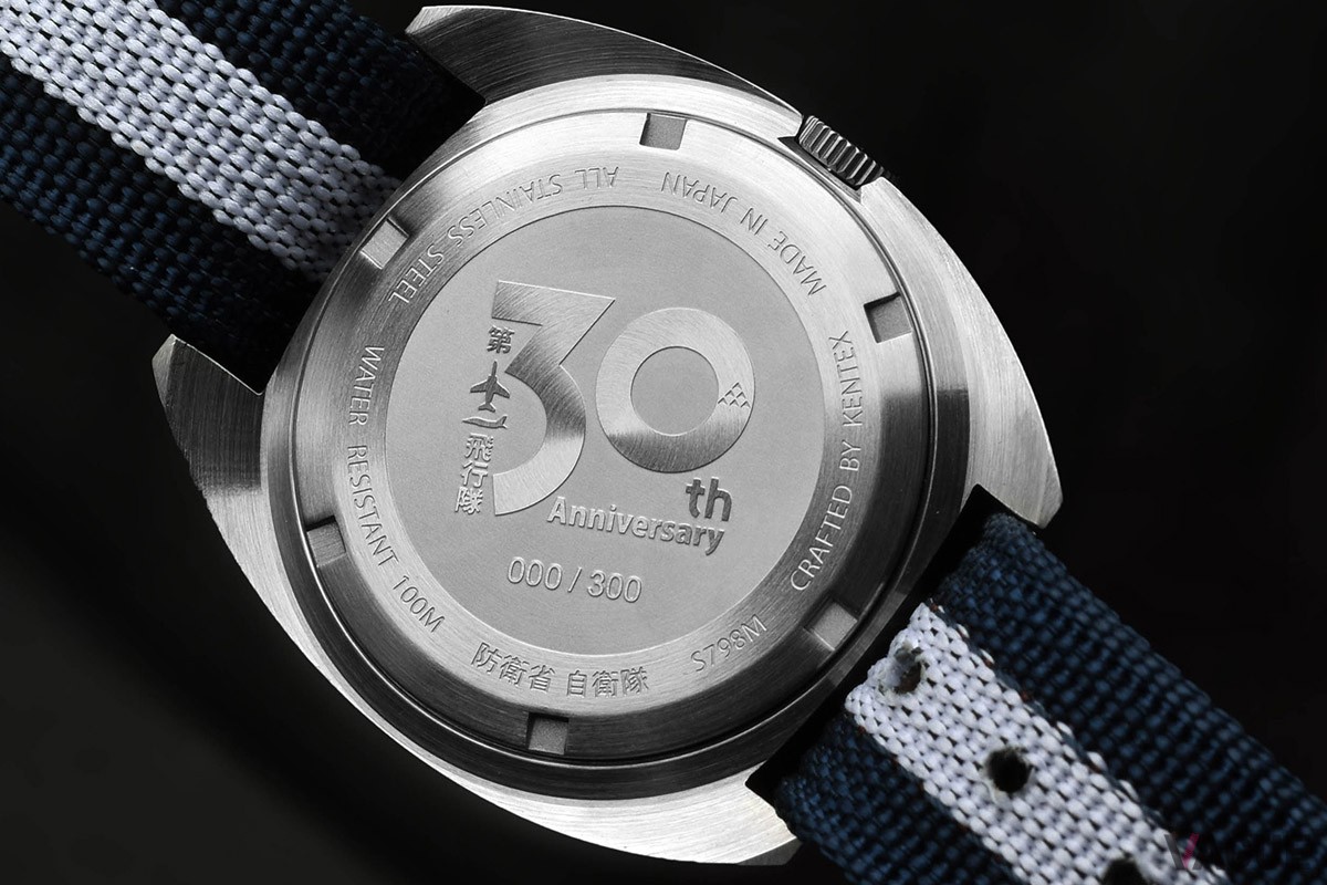 ケースバックには2025年度の実機ブルーインパルスに塗装される『T-4』運用30周年記念ロゴと、30周年を祝う限定300本のシリアルナンバーを刻印