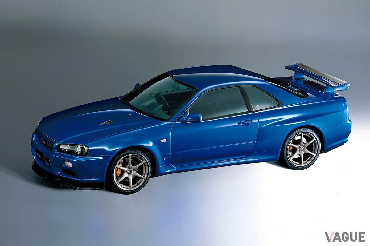 R34型は2000年にマイナーチェンジ。「VスペックII」にはNACAダクトつきのカーボン製エンジンフードが量産車で初採用された