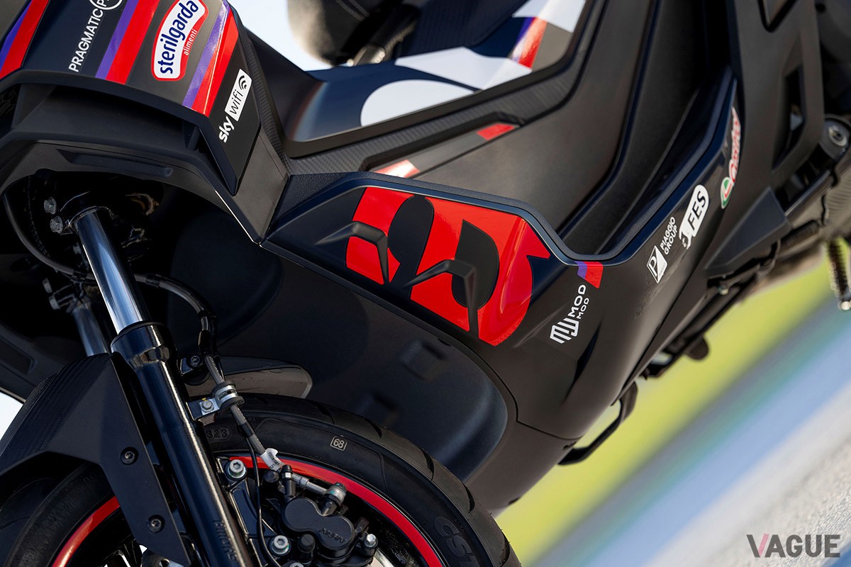 MotoGPマシンのグラフィックを忠実に再現したアプリリア「SR GT 200」の特別仕様車「SR GT 200 レプリカ」