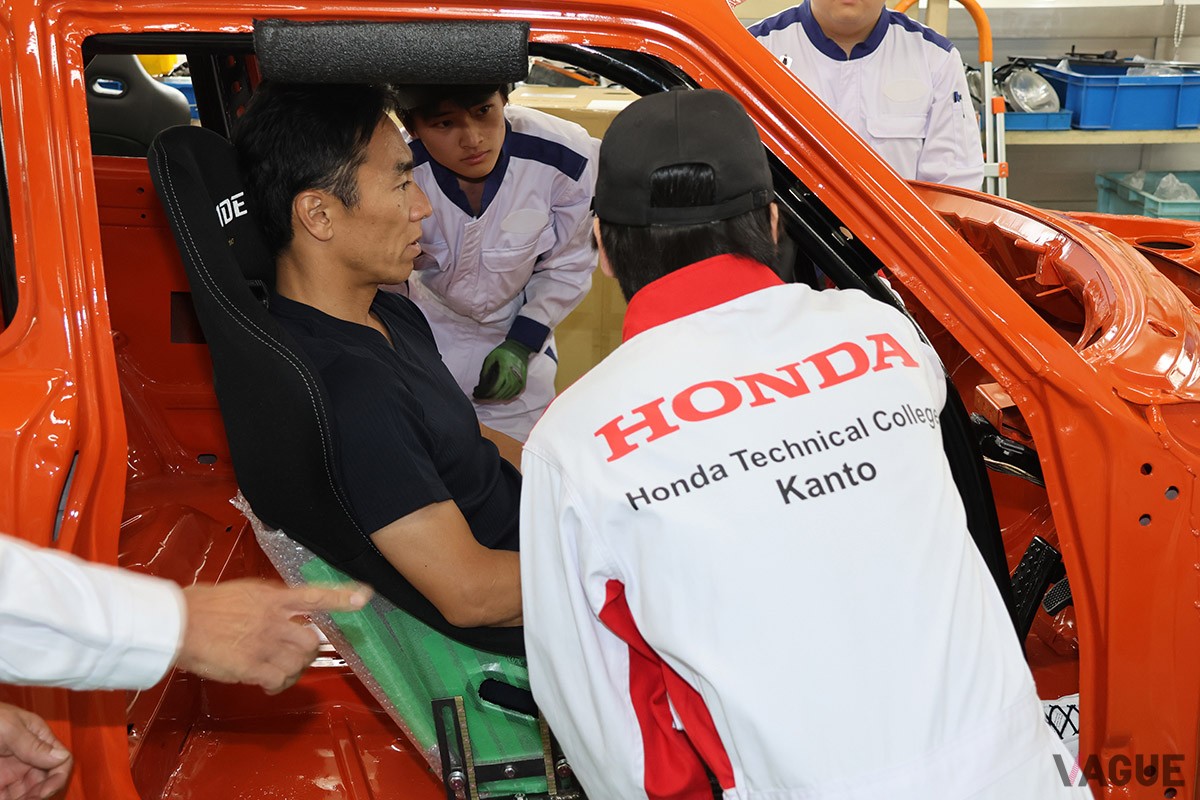 ホンダ学園の生徒たちがレストア中の初代「シビックRS」をチェックする佐藤琢磨選手