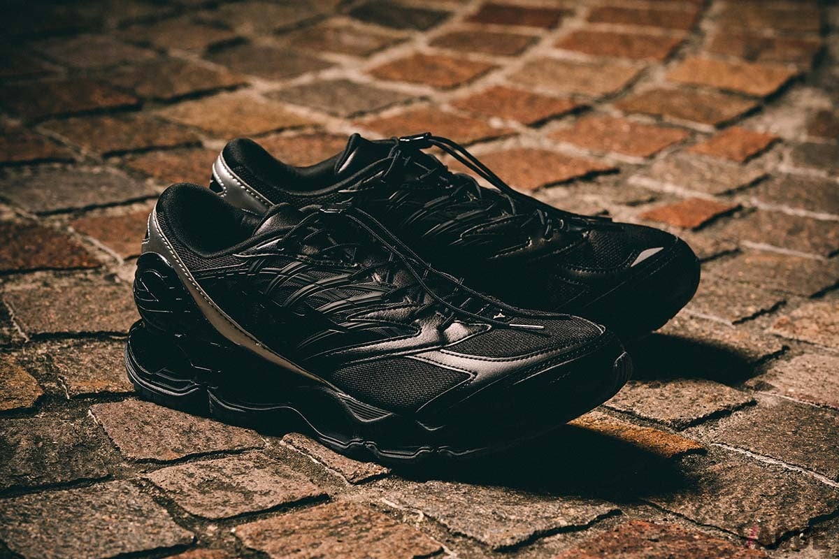 ミズノの機能美とシネマの詩情が交差する、黒と銀のスニーカー！3