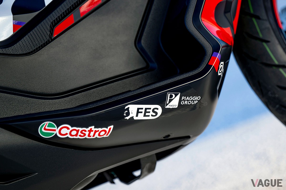 MotoGPマシンのグラフィックを忠実に再現したアプリリア「SR GT 200」の特別仕様車「SR GT 200 レプリカ」