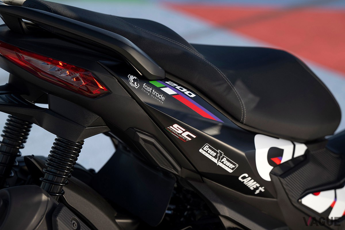MotoGPマシンのグラフィックを忠実に再現したアプリリア「SR GT 200」の特別仕様車「SR GT 200 レプリカ」