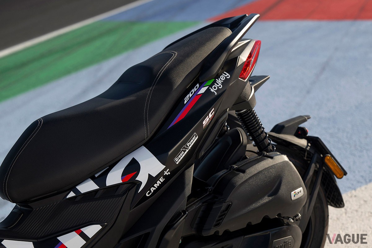 MotoGPマシンのグラフィックを忠実に再現したアプリリア「SR GT 200」の特別仕様車「SR GT 200 レプリカ」
