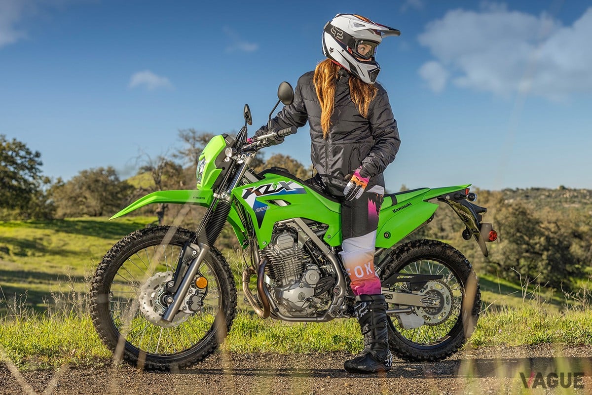 カラー＆グラフィックを変更したカワサキ新型「KLX230」シリーズ