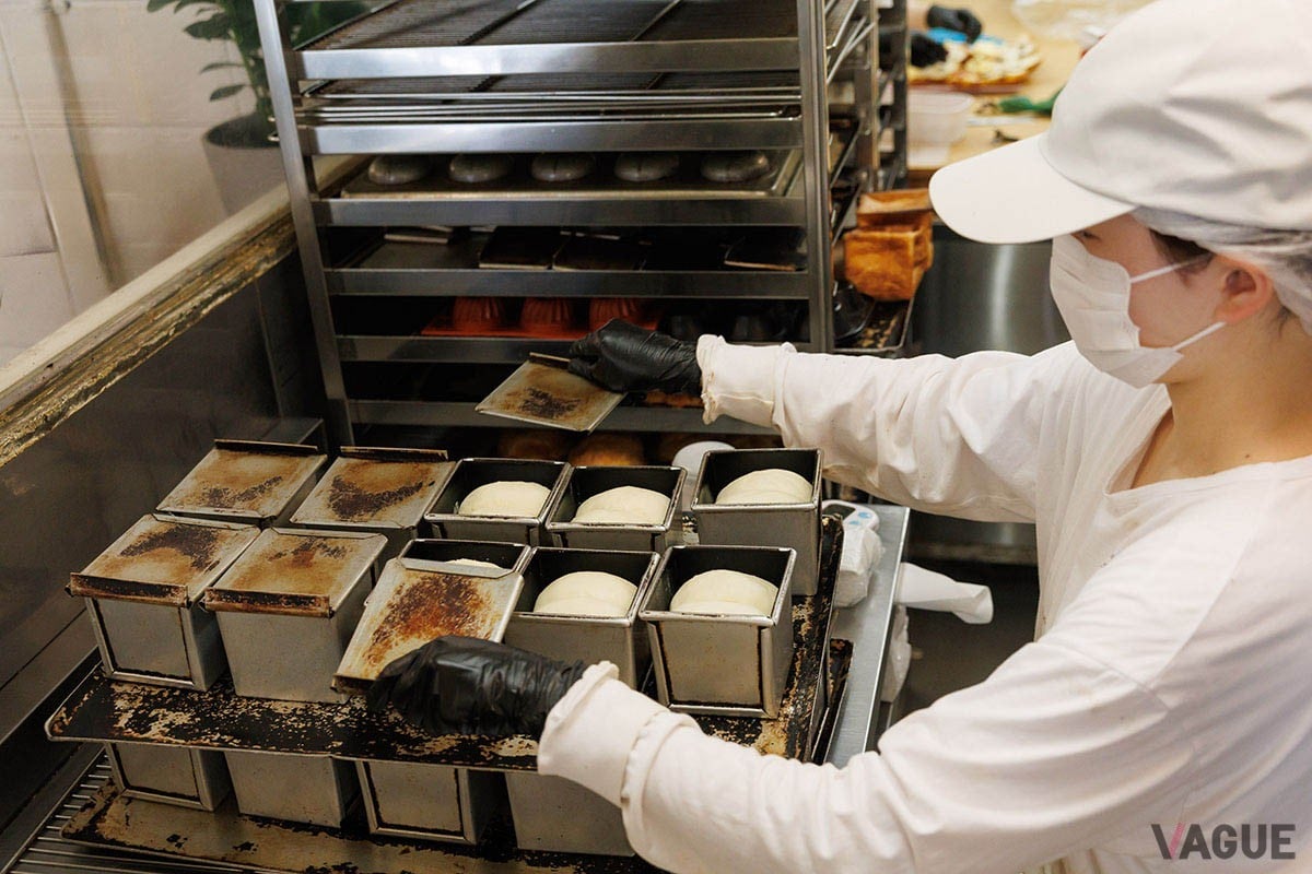 ムーは常に焼きたてが店頭に。店の奥にある厨房で作っている