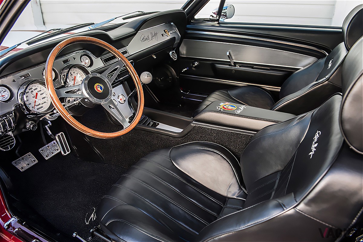 アルカンターラやレザーを用いた「GT500CR クラシック」のインテリア（C）Classic Recreations