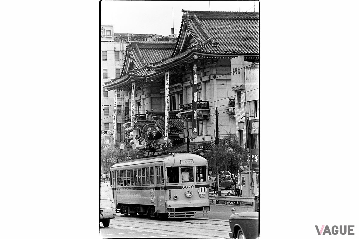 ▲「街と都電歌舞伎座前」（1967年）。都電11系統は新宿駅東口〜月島通八丁目を走っていた