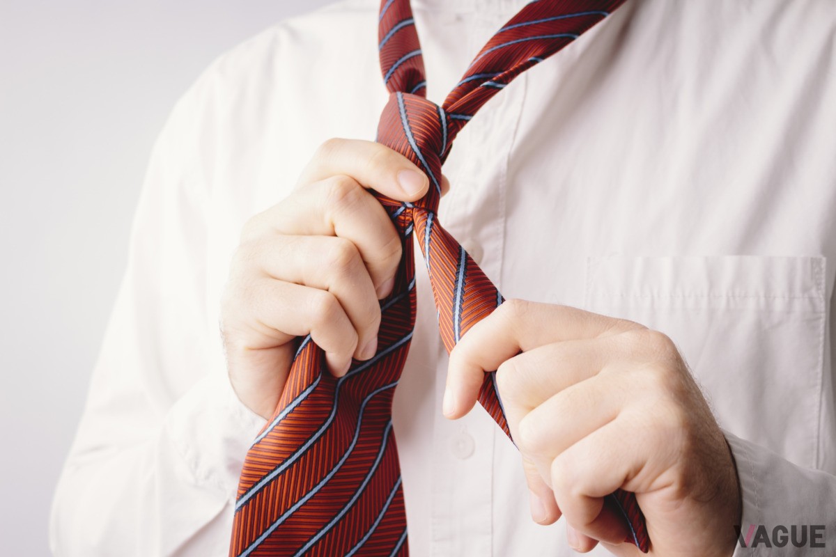 多くの場合でスーツにネクタイ着用が無難