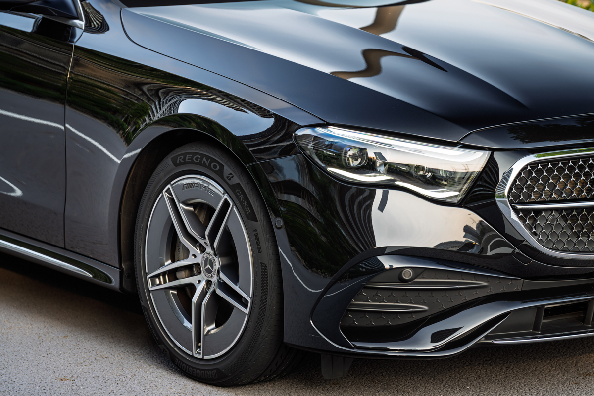 街中でも存在感を主張する「GR-XIII B Edition」。そのデザインは、愛車を見るたびに所有欲を満たしてくれるだろう