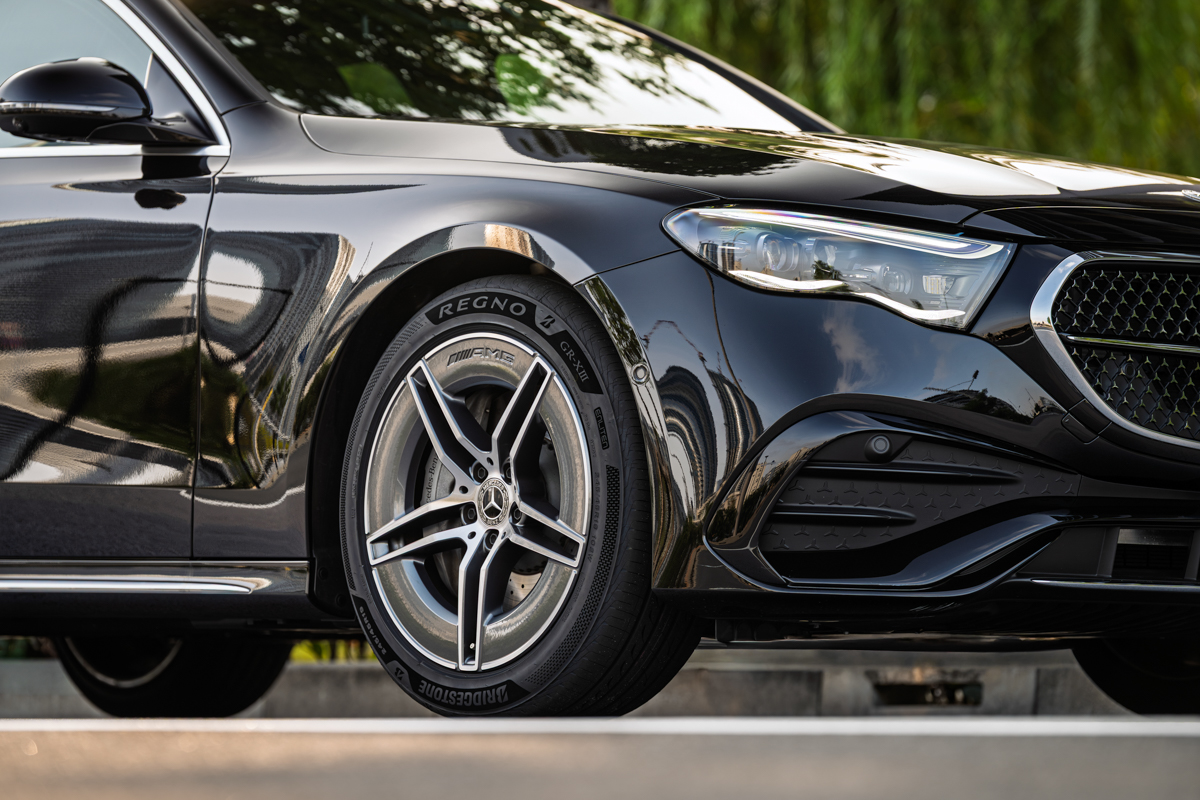 街中でも存在感を主張する「GR-XIII B Edition」。そのデザインは、愛車を見るたびに所有欲を満たしてくれるだろう