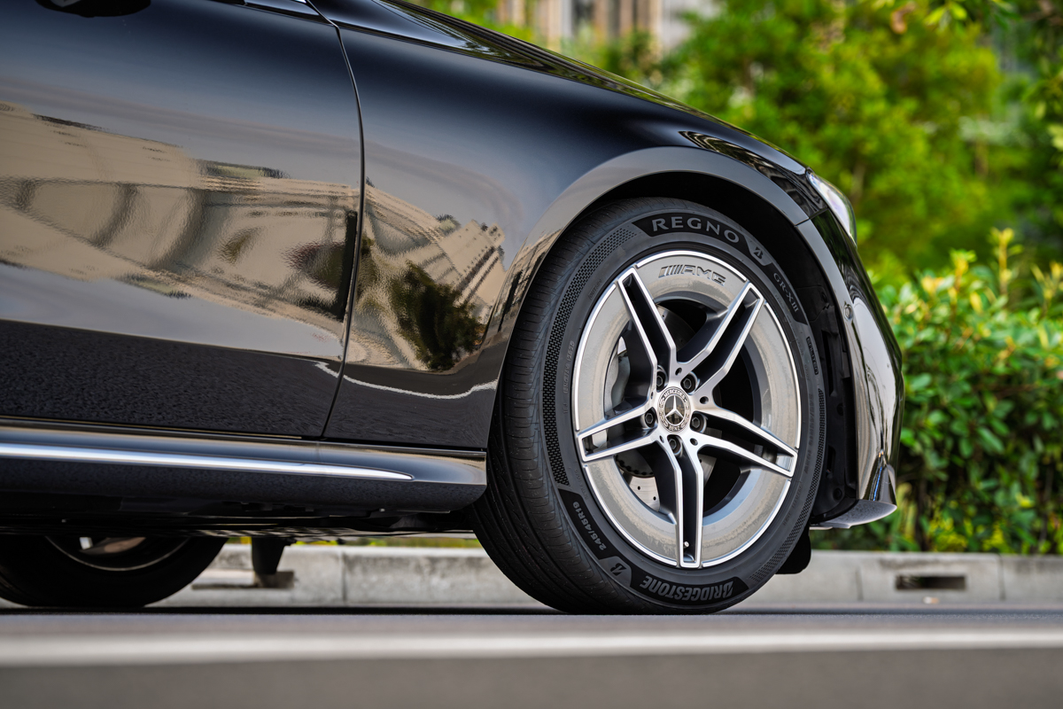 街中でも存在感を主張する「GR-XIII B Edition」。そのデザインは、愛車を見るたびに所有欲を満たしてくれるだろう