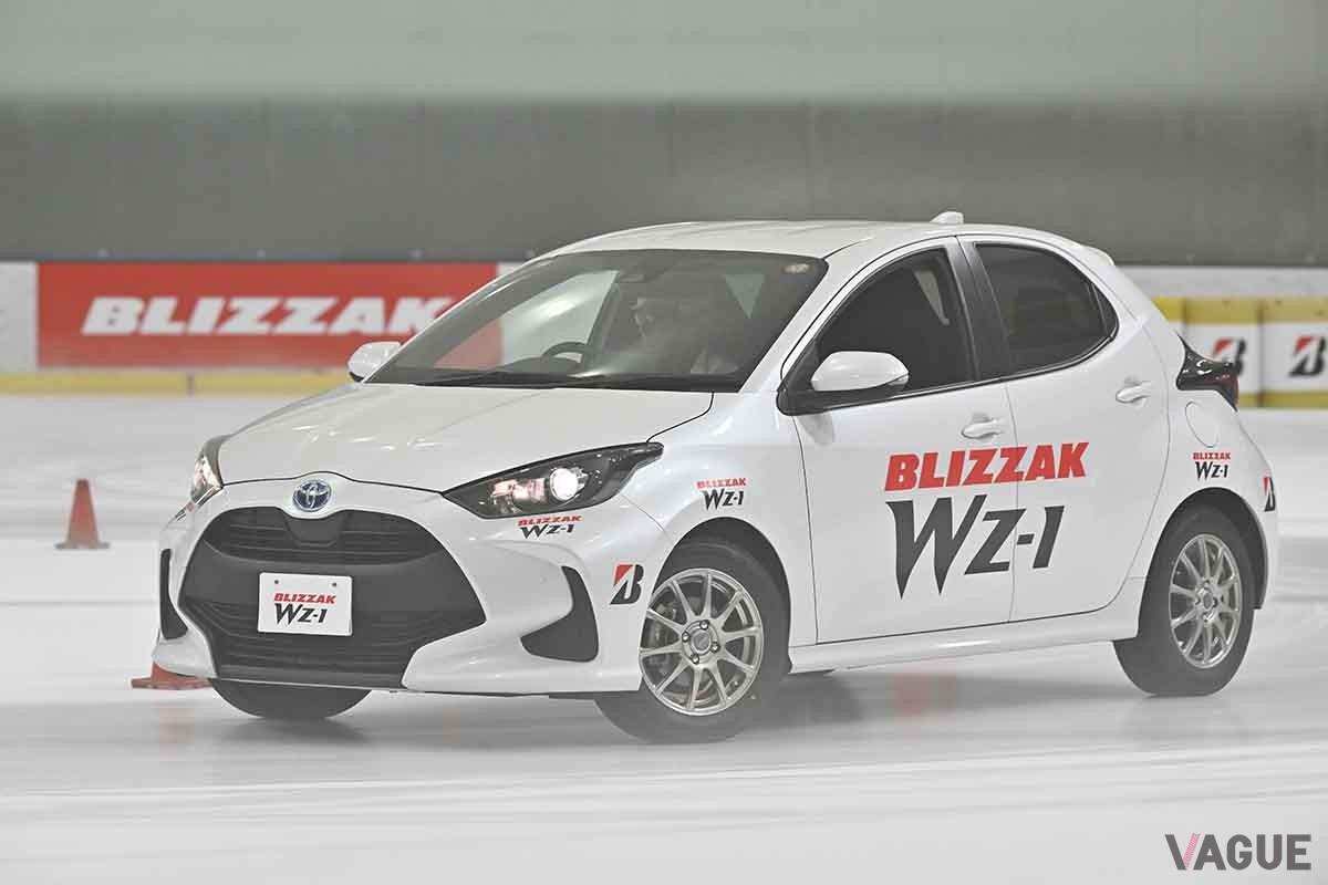 アイススケートリンクでトヨタ「ヤリス」に装着したブリザック「WZ-1」の氷上性能をテスト