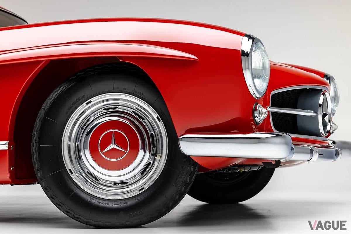 真っ赤なボディーカラー”が目を惹く！ 70年前のメルセデス