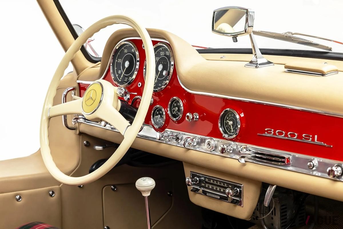 オークションで落札された1955年式メルセデス・ベンツ「300SLガルウイング」