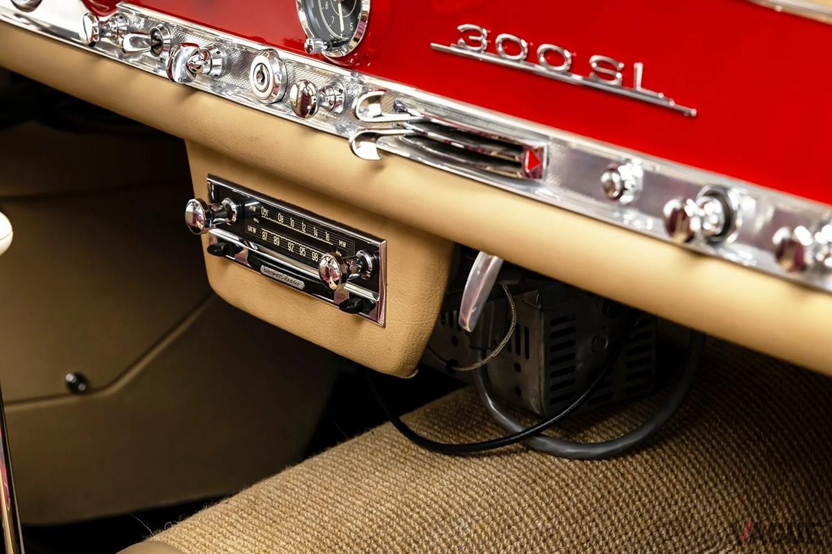 オークションで落札された1955年式メルセデス・ベンツ「300SLガルウイング」