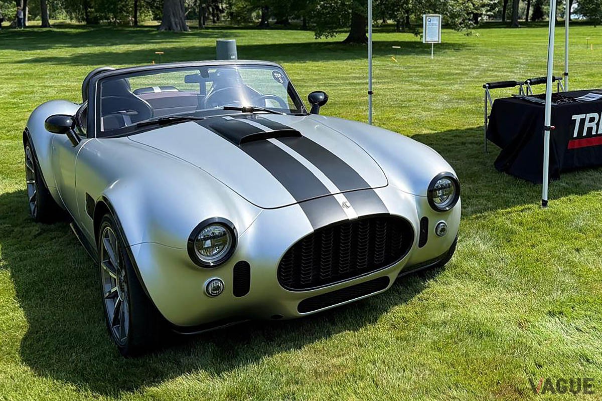 1960年代の伝説的モデル「ACコブラ」の精神を宿しながら、最新のV8エンジンと軽量ボディで現代に蘇ったACカーズの新型「ACコブラGTロードスター」