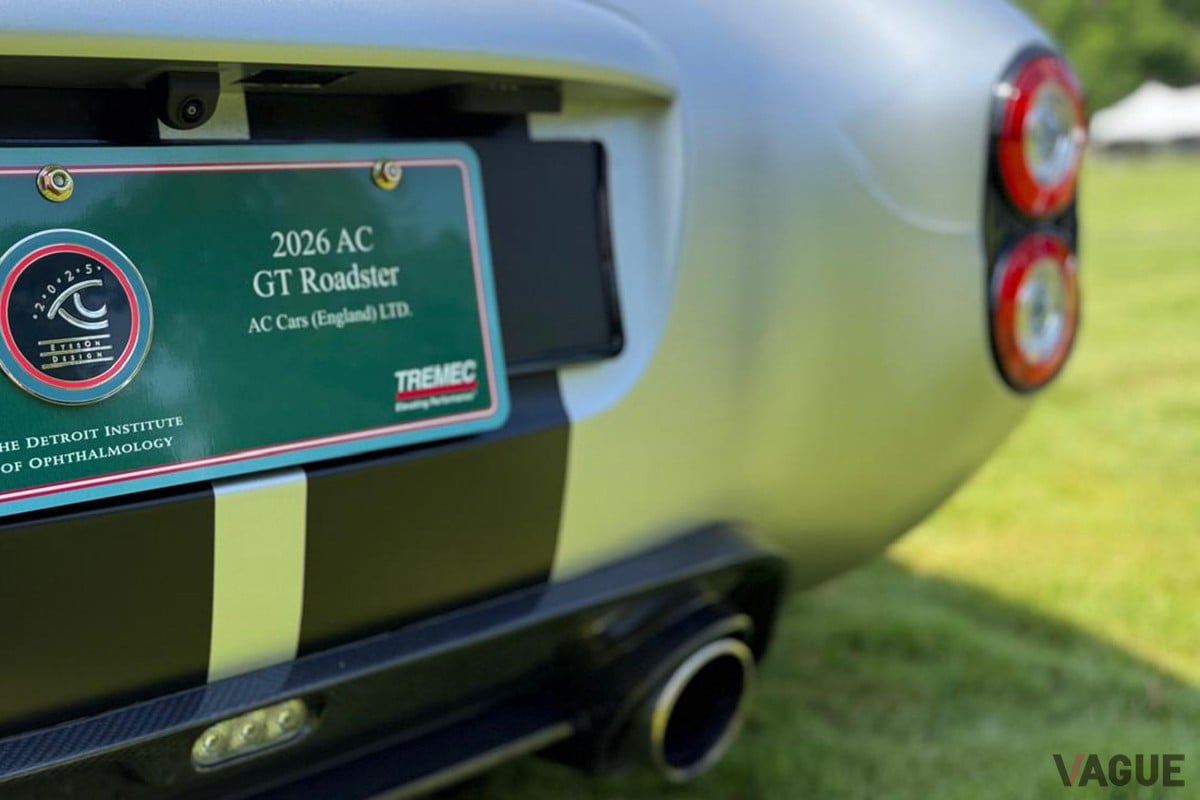 1960年代の伝説的モデル「ACコブラ」の精神を宿しながら、最新のV8エンジンと軽量ボディで現代に蘇ったACカーズの新型「ACコブラGTロードスター」