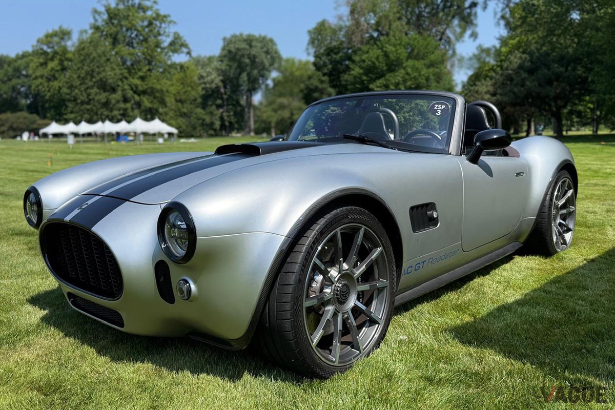 1960年代の伝説的モデル「ACコブラ」の精神を宿しながら、最新のV8エンジンと軽量ボディで現代に蘇ったACカーズの新型「ACコブラGTロードスター」