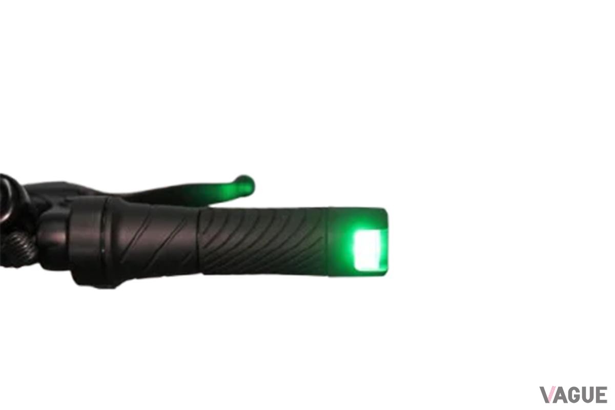 YADEAの新型モデル「S-01T」。16歳以上であれば運転免許不要な特定小型原付だ