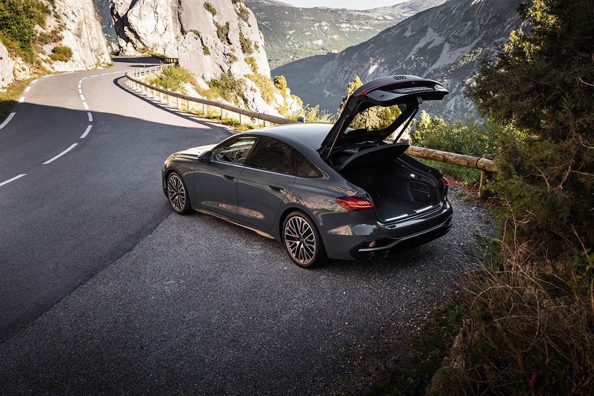 アウディ新型「A5セダン」