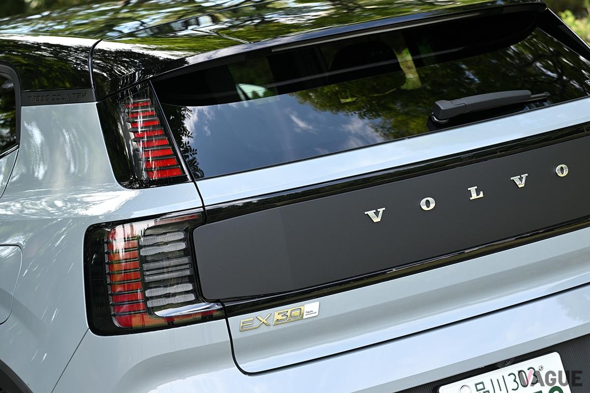 ボルボ新型「EX30クロスカントリー」