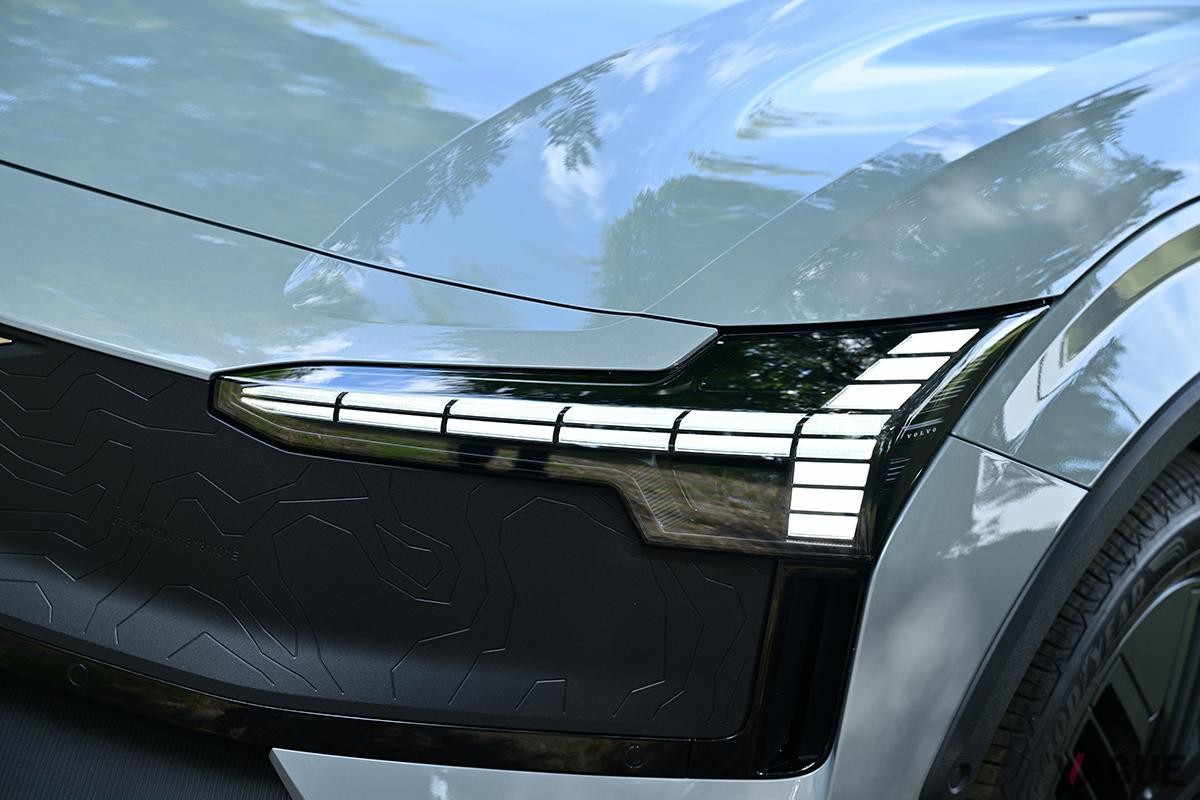 ボルボ新型「EX30クロスカントリー」