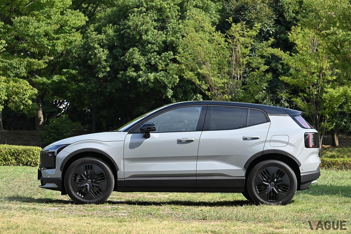 ボルボ新型「EX30クロスカントリー」