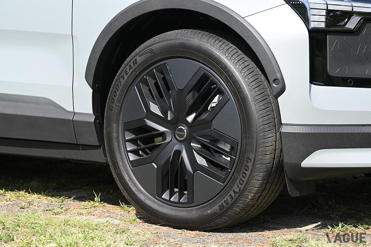 ボルボ新型「EX30クロスカントリー」