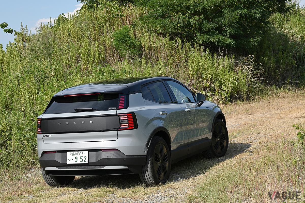 ボルボ新型「EX30クロスカントリー」