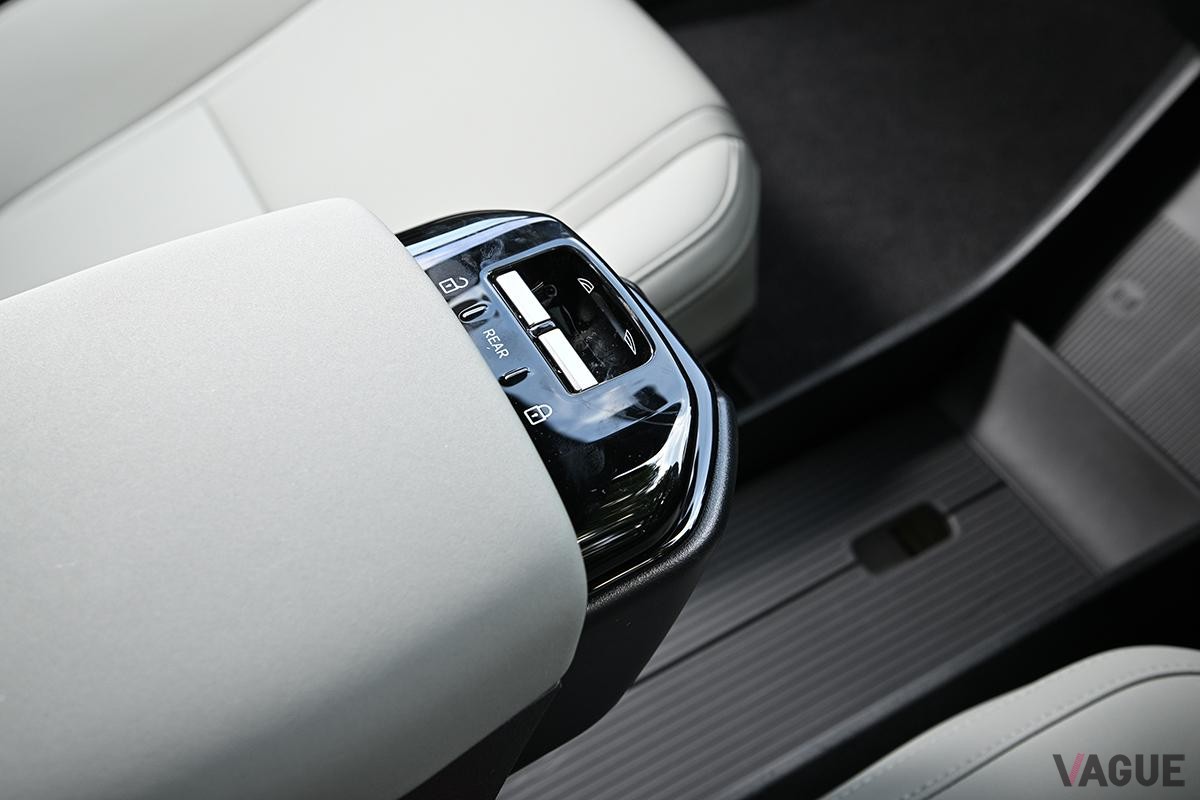 ボルボ新型「EX30クロスカントリー」