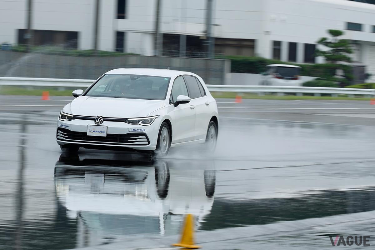 タイヤサイズ205／55R16 91WのVW「ゴルフeTSI」でウエット制動テスト