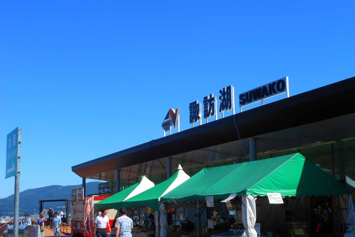 中央道諏訪湖SA。併設される温泉施設が人気だったが施設の老朽化により2026年1月までに閉店する
