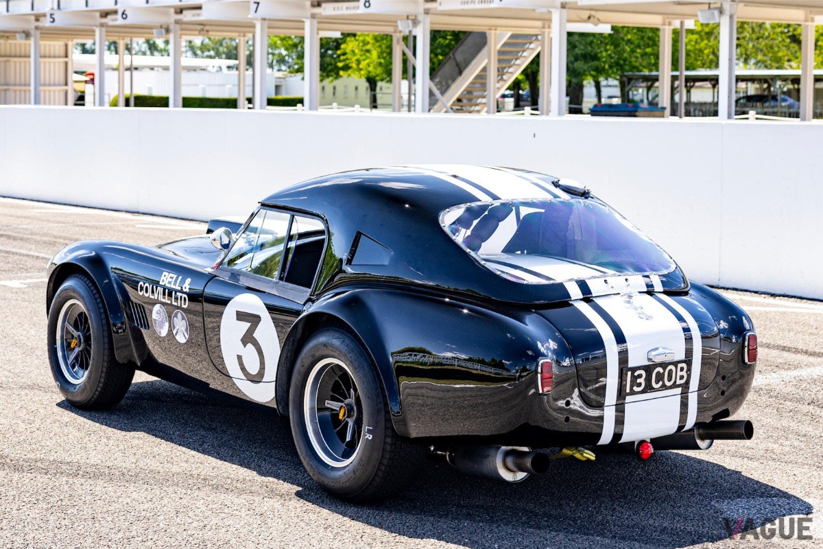 レース仕様のゼッケンとストライプが印象的な1963年式AC「コブラ」