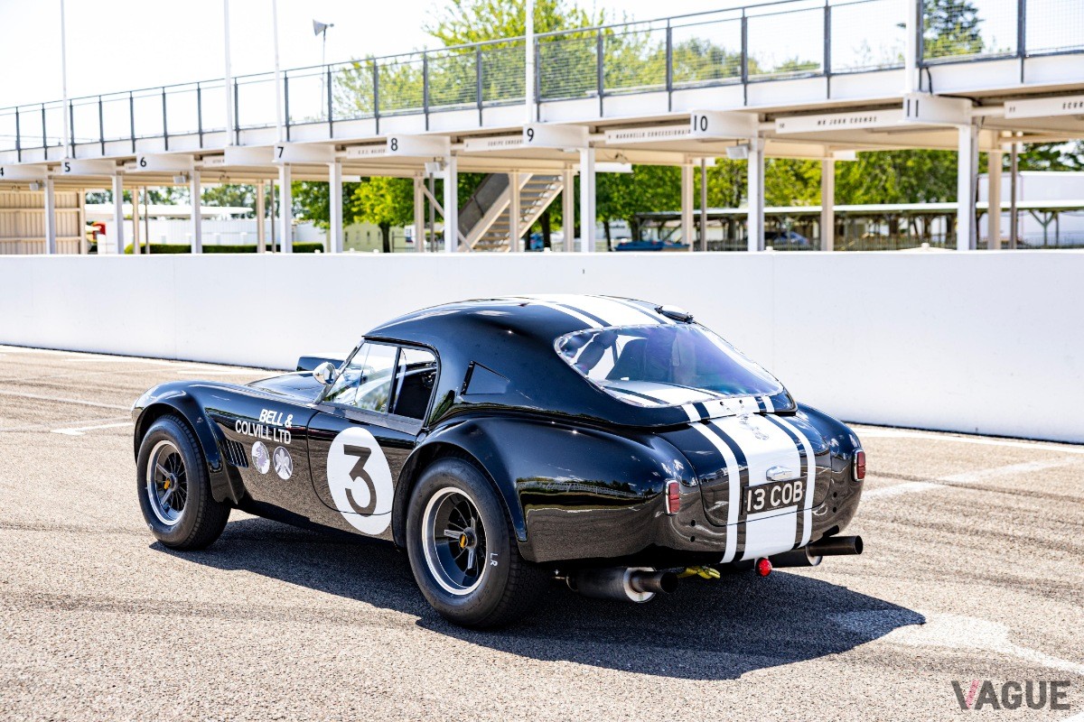 レース仕様のゼッケンとストライプが印象的な1963年式AC「コブラ」