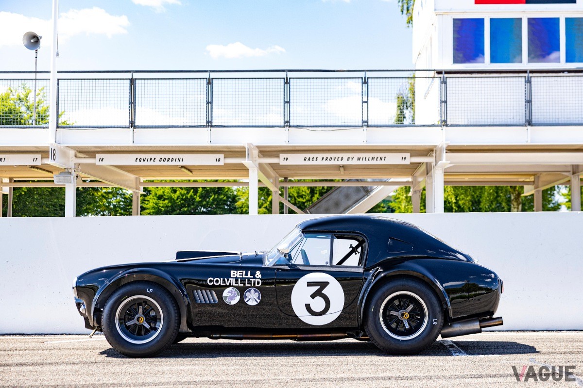 レース仕様のゼッケンとストライプが印象的な1963年式AC「コブラ」