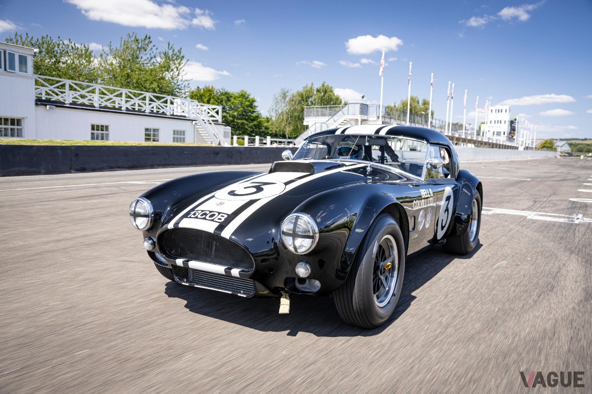 レース仕様のゼッケンとストライプが印象的な1963年式AC「コブラ」