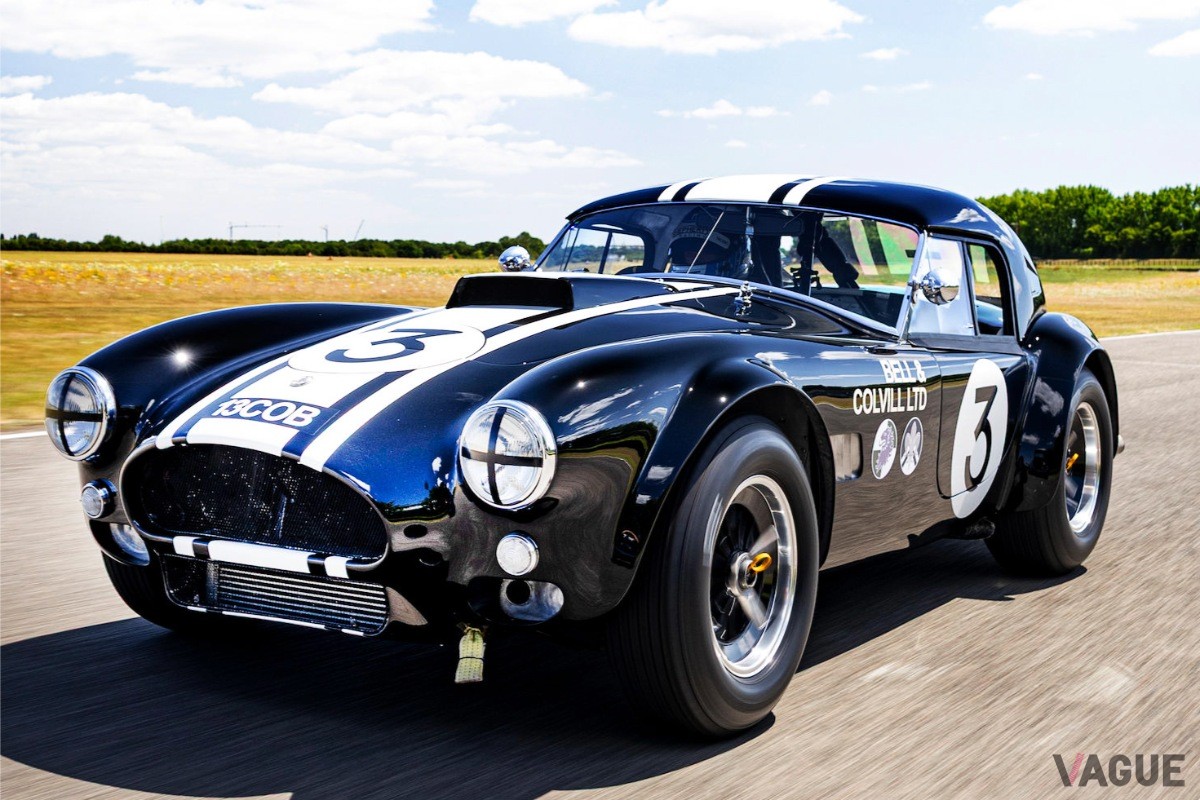 レース仕様のゼッケンとストライプが印象的な1963年式AC「コブラ」