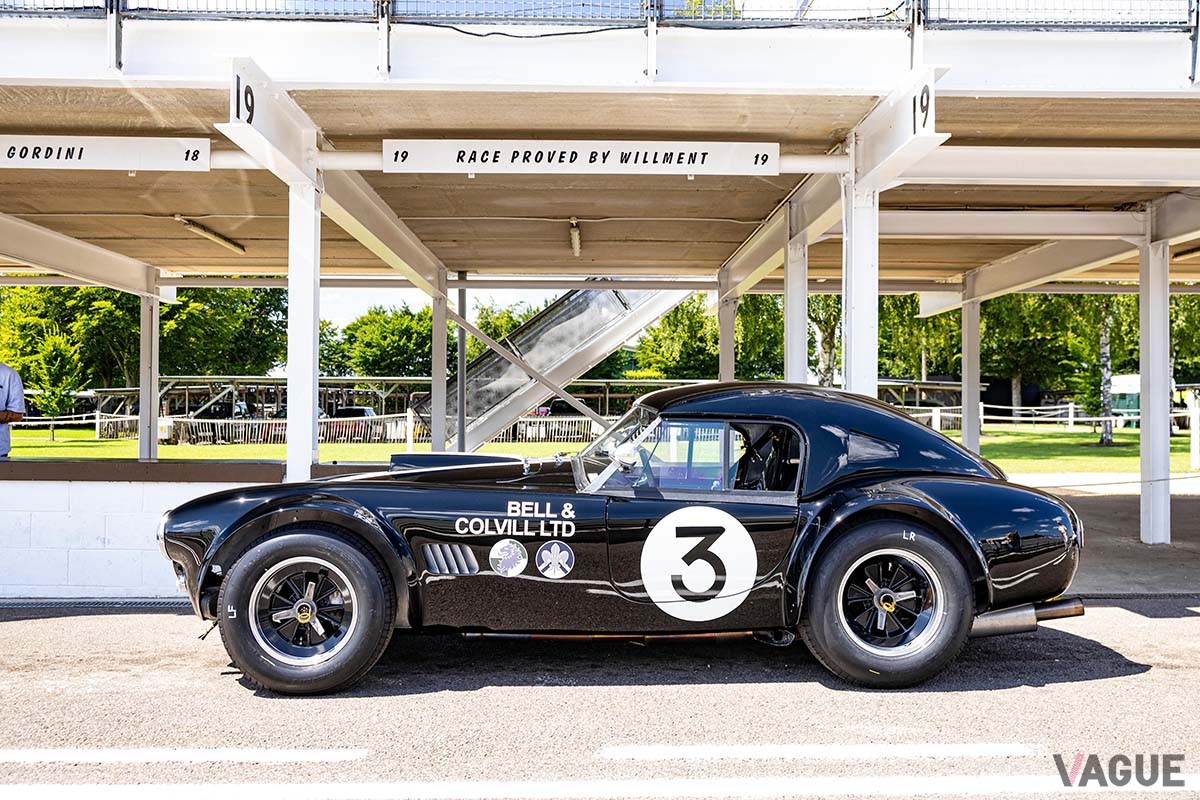 レース仕様のゼッケンとストライプが印象的な1963年式AC「コブラ」