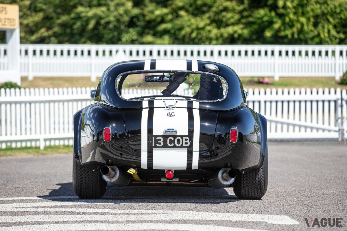 レース仕様のゼッケンとストライプが印象的な1963年式AC「コブラ」