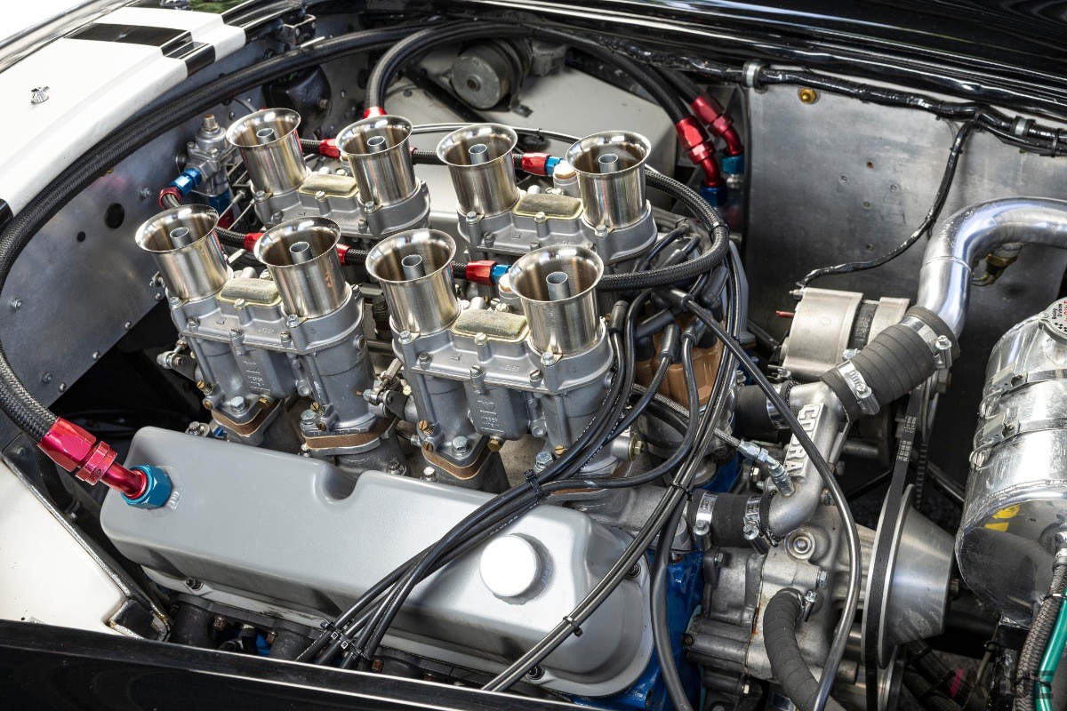 レース仕様のゼッケンとストライプが印象的な1963年式AC「コブラ」